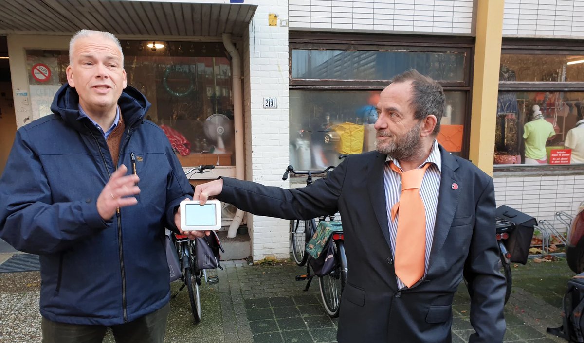 Bij de #Weggeefwinkel in Vollenhove werd alvast gevierd dat de energie opgewekt gaat worden met #zonnepanelen. Wethouder @WouterCatsburg vertelde dat hij trots is op de Weggeefwinkel: ,,De winkel is een voorbeeld op het gebied van duurzaamheid.’’

denieuwsbode.nl/lokaal/maatsch…

#Zeist