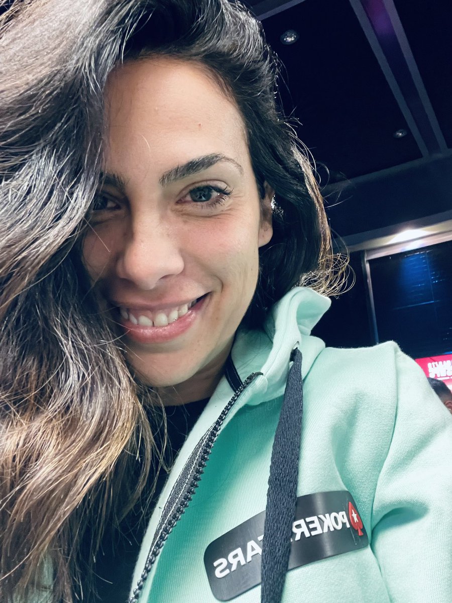 miss_vanda's tweet photo. Hola @PokerStarsSpain con esta sudadera es imposible no runnear el #RoadtoPspc verdad? Gracias @sglconfia88 por el regalo brasileño. 😍 https://t.co/G7tHRAatVl