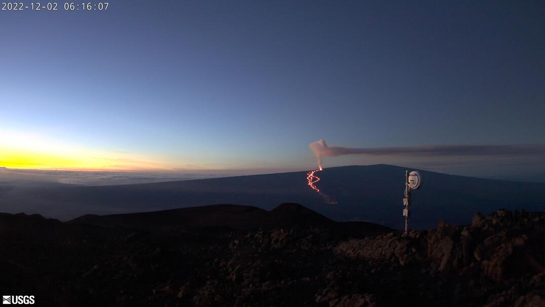 Good morning Mauna Loa!  
The NE Rift Zone eruption continues. Fissure 3 remains the dominant source of the largest lava flow. Overnight team handing over to day shift. Morning update coming soon. View from the Mauna Kea webcam: usgs.gov/volcanoes/maun….
#MaunaLoaErupts