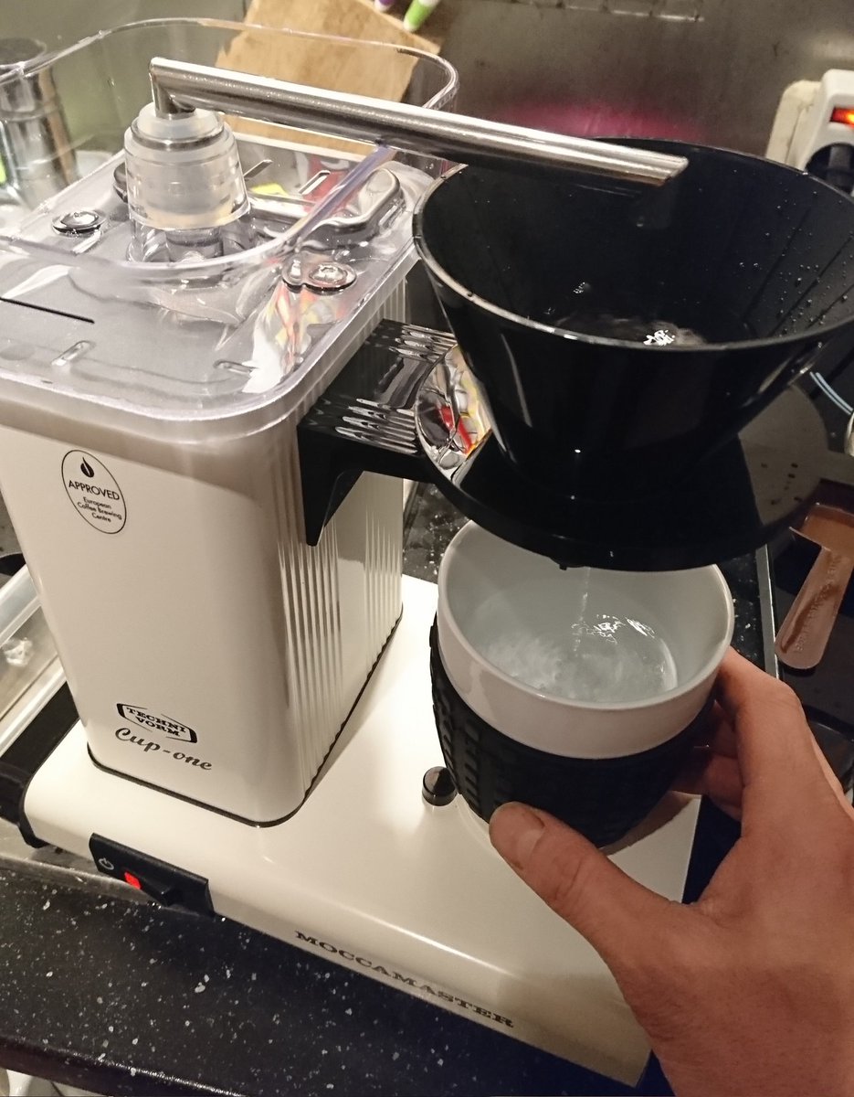 IamnotaBarista1's tweet photo. 新しいお友だちの ちっこいモカマスター、問題なく動きました。付属のカップ(※2つ付いてくる)がMM推しにはたまらんです(´Д`)ハアハア
#moccamaster #cupone https://t.co/twAFtRkbdJ