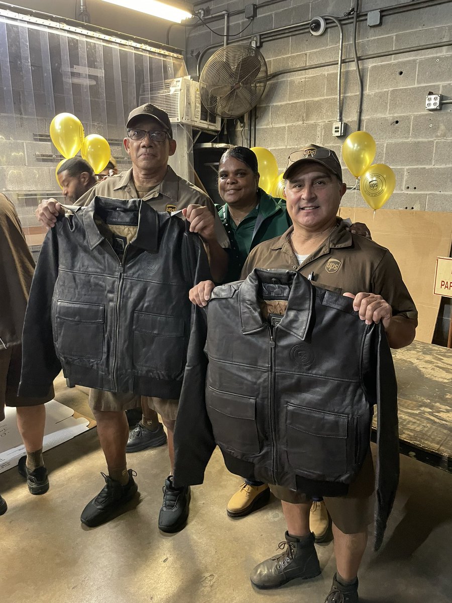 Celebrating 2 COH drivers @ MYKAWA today 25yrs of following the METHODS. Honoring Joe Duron &amp; Albert Giron, these 2 guys set the standard of driver safety and customer service for UPS. Proud to be in the building to congratulate these 2 outstanding drivers❣️Westbury Center 🫵🏽💪🏽🙏🏽