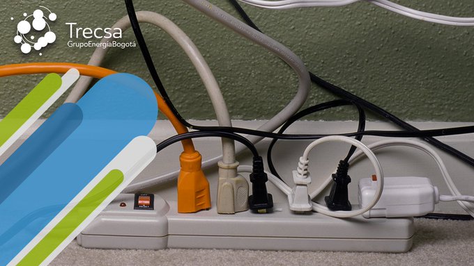 Esta navidad recuerda no sobrecargar los enchufes de tu casa. Intenta distribuirlos entre varios tomacorrientes para evitar el sobrecalentamiento, algo que podría provocar un incendio. 🎄🏠 #SomosTrecsa