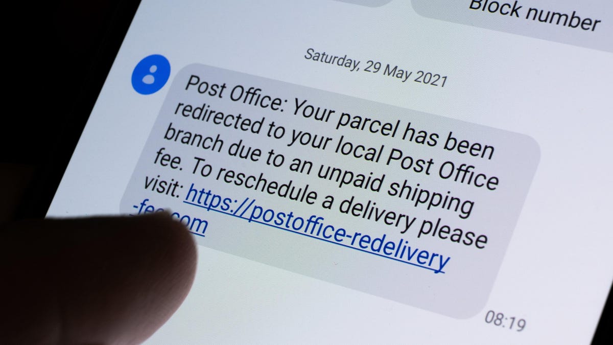 lifehacker's tweet photo. Beware of Holiday Shipping Notification Scams https://t.co/aAy51WhliX https://t.co/IphqWKepyf