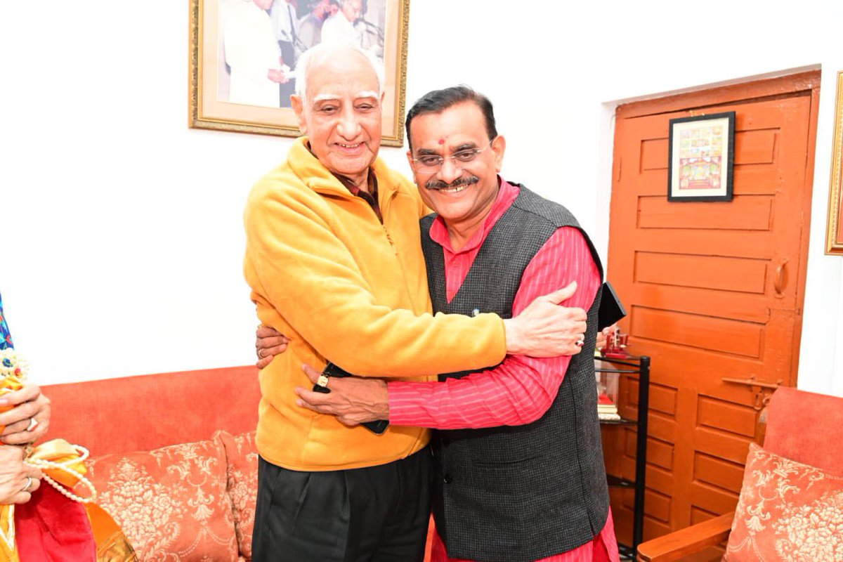 vdsharmabjp's tweet photo. धार प्रवास के दौरान पूर्व केंद्रीय मंत्री और @BJP4MP के पूर्व प्रदेश अध्यक्ष श्री विक्रम वर्मा के निवास पहुंचकर उनकी कुशलक्षेम जानी। इस अवसर पर उनका स्नेहाशीष मिला। 

इस दौरान उनकी धर्म पत्नी एवं विधायक श्रीमती @NeenavermaMLA जी से भी भेंट हुई। https://t.co/K20Eqnk2S8