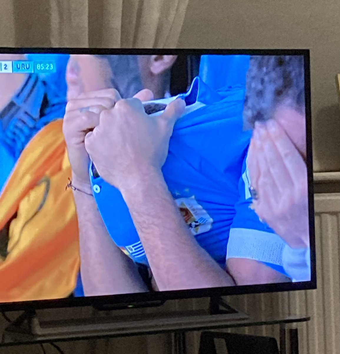 Uruguay going out? Suarez you may well pull your shirt over your head. It’s size XL: extra loser! #Qatar2022 #QatarWorldCup2022 #WorldCup #FIFAWorldCup2022 #FIFAWorldCup