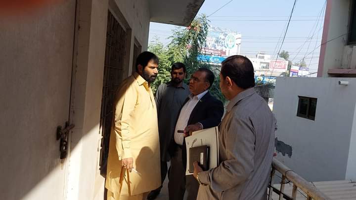 mdamultan1's tweet photo. ایڈیشنل ڈائریکٹر جنرل ایم ڈی اے امجد شعیب خان ترین کا ڈپٹی ڈائریکٹر ایڈمنسٹریشن ایم ڈی اے غلام فرید بھٹی اور دیگر آفیسران کے ہمراہ ایم ڈی اے مین بلڈنگ کا وزٹ۔ ایم ڈی اےمیں نئے افسران کے دفاتر کی رینوویشن سمیت مختلف تجاویز پر غور۔ https://t.co/tLFvYMhu43
