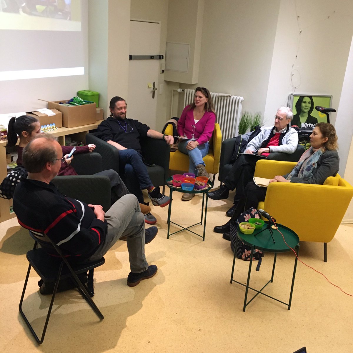 Volles Haus heute in der Grünen Geschäftsstelle in der Spandauer Altstadt zu unserer Fraktionsklausur. Unsere Bezirksv. Doris Christ nahm remote teil. Sogar unser Grüner Stadtrat <a href="/OliverGellert/">Oliver Gellert</a> war dabei! Danke für die konstruktive Runde und die tollen Anregungen #fürSpandau 💚🌻