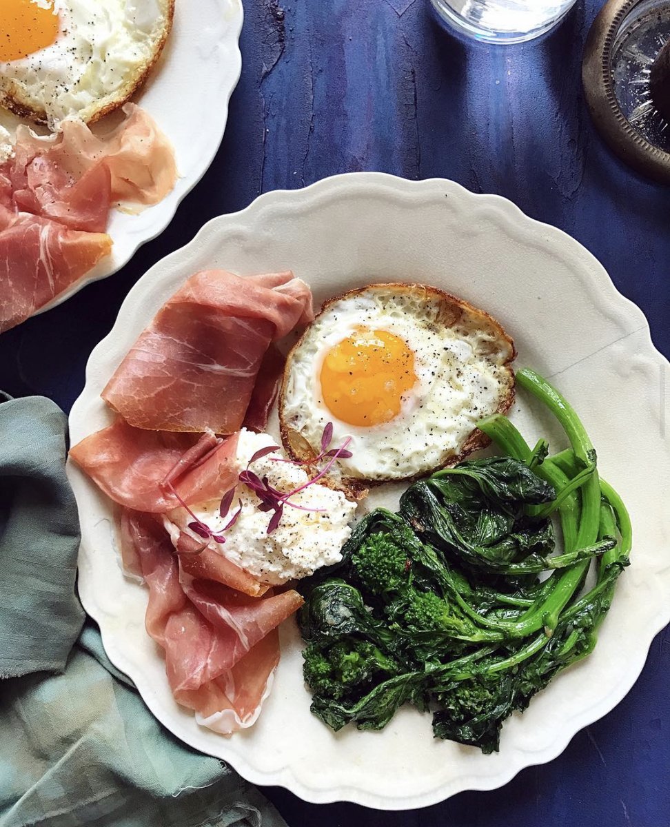 Breakfast of champions 🤤🥦💪  #lickingtheplate #eatbroccolirabe #broccolirabe #breakfastrecipes 
📸: @melinahammer
