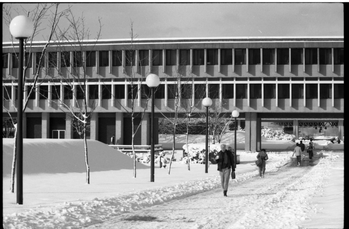 SFUalumni's tweet photo. A snowy day in 1985! #FlashbackFriday
Thanks to SFU Archives for the photo (IMC-85237_008)!
#SimonFraserU #Flashback #Throwback #SFUAlumni #Archives #History #VintagePhotos #StudentLife #FBF #SFUgram #SFU #Student #University #Burnaby #Campus #UniversityLife #Snow #Winter https://t.co/AdIq8AW88P