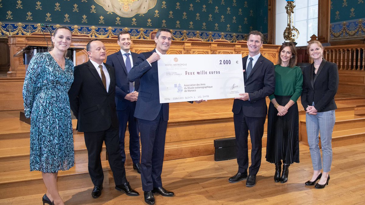 Les Amis du Musée @OceanoMonaco ont reçu un chèque offert par l’hôtel @MetropoleMonaco afin de les aider dans leurs actions de sensibilisation. Pour chaque cocktail « SEA YOU AT M » consommé, 1€ a été reversé par le Métropole.