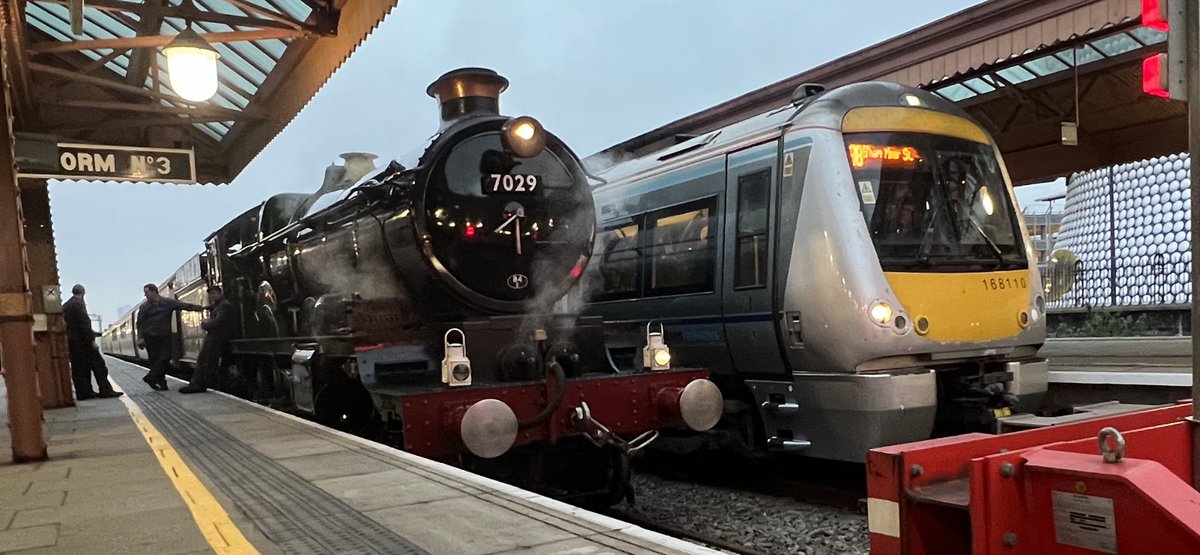 PlatformEdge1's tweet image. Steam train 🤝 Chiltern Railways

168110 arriving into Birmingham Moor Street after a service from London Marylebone #Class168 #steamtrain