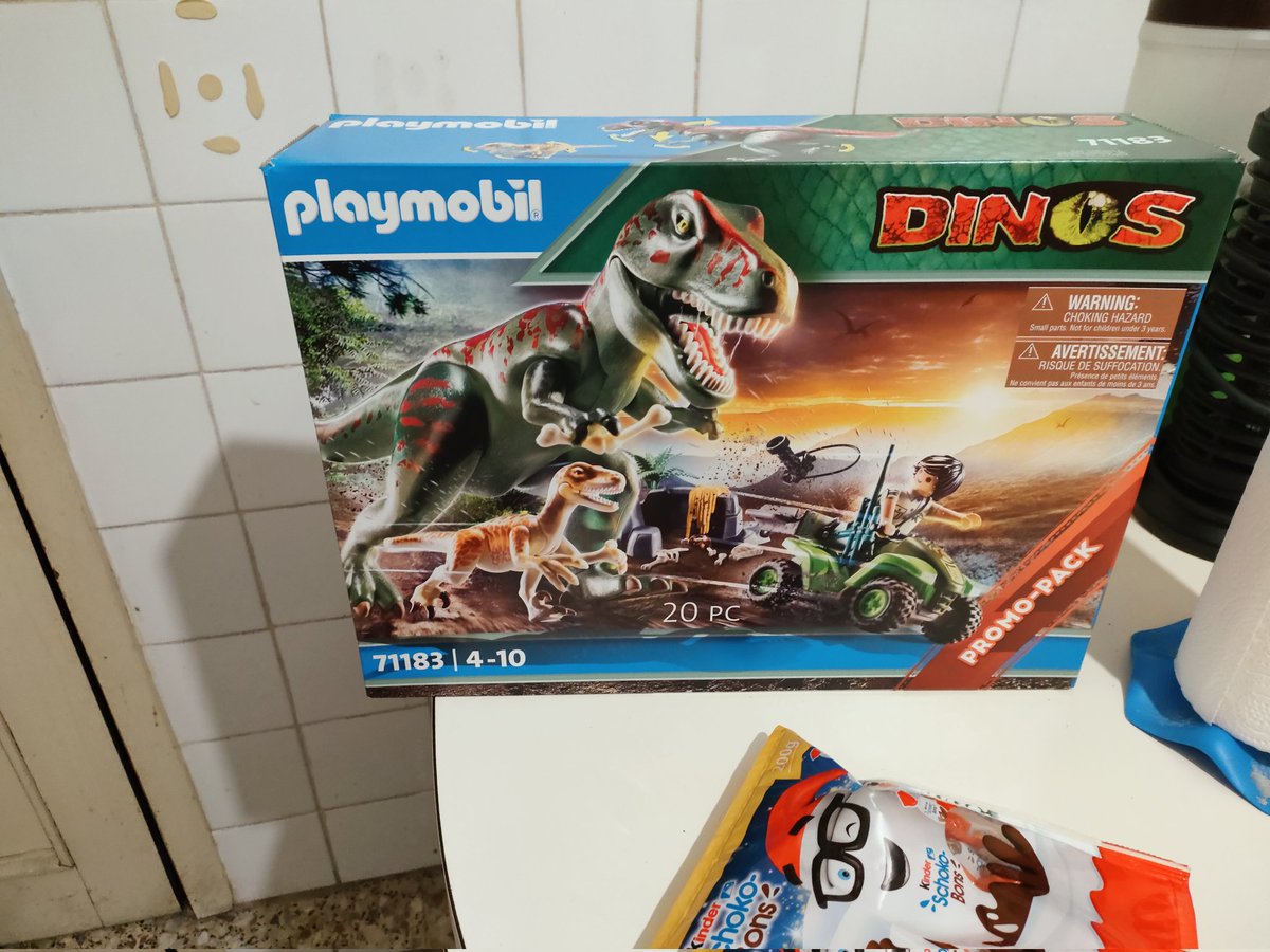 Barallocas5's tweet image. *Mi novio está triste*
Yo: le compro un Playmobil de dinosaurios  y unos chocobons😌