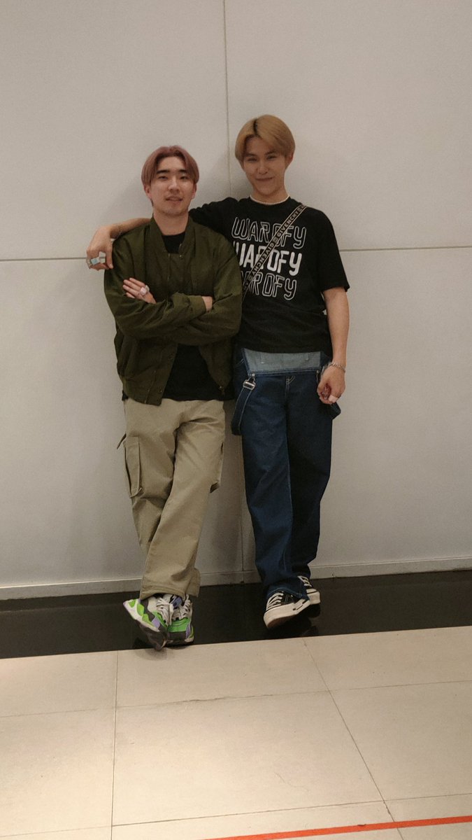 F07Sweety's tweet photo. สลับโพกันไปมา พี่ทำหล่อน้องทำน่ารัก
สลับกันสูง เชื่อละจ้า ว่าสูงเท่ากัน เรียนที่เดียวกัน ขณะเดียวกัน งั้นก็ฝากดูแลน้องทุกเรื่องเลยน๊าพี่โท
#ToruFirstxFANDOMLIVE
#toru_takizawa #momotoru #firstlove #firstpiyangkull https://t.co/9vpd0acp8b