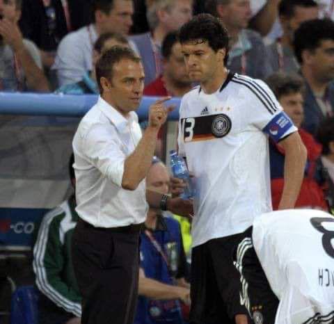 🚨 اسطورة المانيا وافضل لاعب وسط في تاريخها مايكل بالاك بتصريح للتاريخ بعد خروج المانيا من كأس العالم :  " كيف نريد الفوز بكأس العالم للرجال ونحن منذ ان بدأت البطوله ندعم قضيه لا تمت للرجال بِصله "🔥