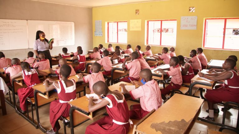 7infoci's tweet photo. Nigeria 🇳🇬 | Les cours au primaire se feront désormais en langues locales et non en anglais. https://t.co/T0B6hqlRns #7info https://t.co/vNK4bhOW5t