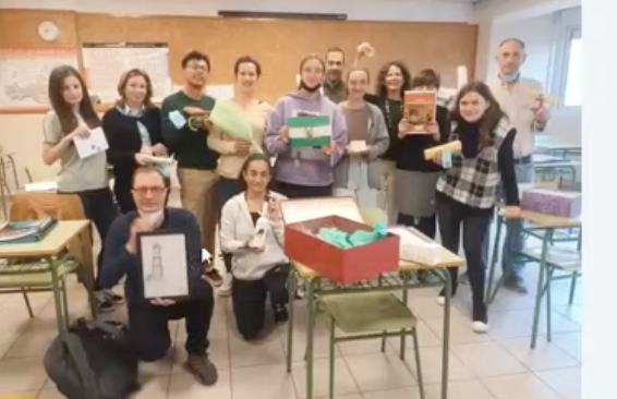 en_escuelas's tweet photo. 🧀🍷🐦🖼️ en el #unboxing del #ArtBoxProject con @desiderio_profe @PazEoi y @eoidoya
¡Qué gusto leeros en el chat #eoistas!
Gracias a los que os unisteis también desde el 🚘
¡Somos una familia con fotos de familia!
Puro disfrute + #mediación: ➡️https://t.co/EgEGvKVimD
#EoiGlobal https://t.co/mRdJjouHth
