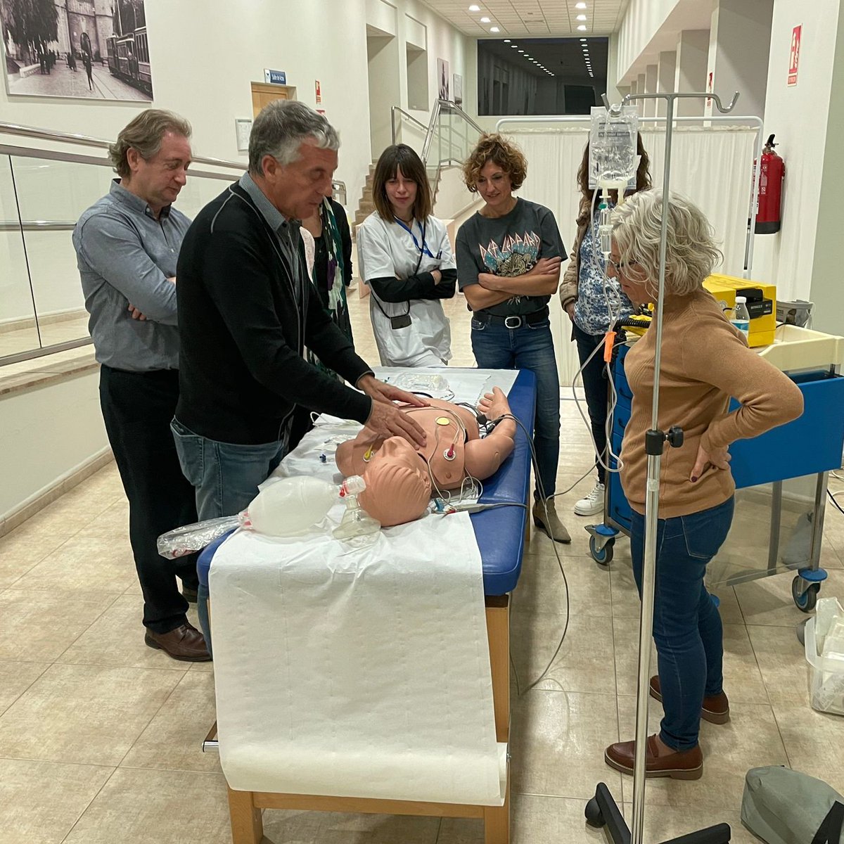 MediLifeTrainin's tweet photo. Vamos a formar a los médicos y enfermeros de todos los centros de la Unión de Mutuas, en Soporte Vital Avanzado.
Los alumnos aprenden a liderar un equipo de reanimación según las técnicas en Soporte Vital Avanzado.
#uniondemutuas #rcpavanzada #rcp #formacion https://t.co/uv4oDXaYrh