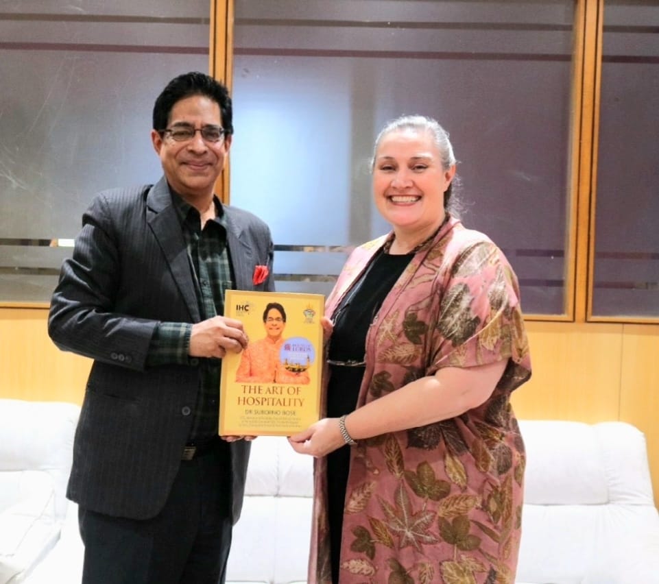 IIHMHOTELSCHOOL's tweet photo. A Hearty Welcome to Ms Melinda Pavek, Consul General (East) of USA, to IIHM Global Campus by Dr Suborno Bose, by presenting his book, Art of Hospitality. @USAndKolkata @subornobose @DirectorIIHM @IIHM_YCOlympiad #ArtofHospitality  #learningenglish #learningisfun #iihmbest3years https://t.co/A1mjoLI9qB