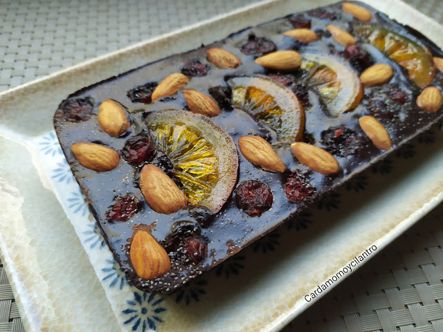 paqui_gg66's tweet photo. Turrón de chocolate a la naranja con almendras y arándanos rojos.

#Receta #Navidad #Chocolate #Frutossecos

https://t.co/5lybycr5NQ https://t.co/4o1g0dpB78