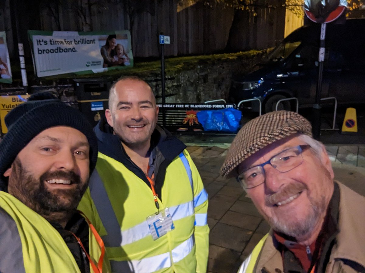 1266H_F's tweet photo. Members of the lodge assisting with road closures for the Yuletide festival in #Blandford https://t.co/6iXZuQtVit