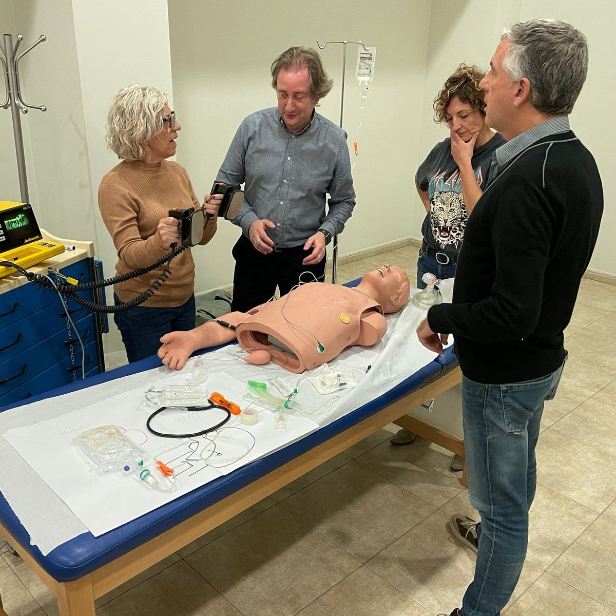 MediLifeTrainin's tweet photo. Vamos a formar a los médicos y enfermeros de todos los centros de la Unión de Mutuas, en Soporte Vital Avanzado.
Los alumnos aprenden a liderar un equipo de reanimación según las técnicas en Soporte Vital Avanzado.
#uniondemutuas #rcpavanzada #rcp #formacion https://t.co/uv4oDXaYrh