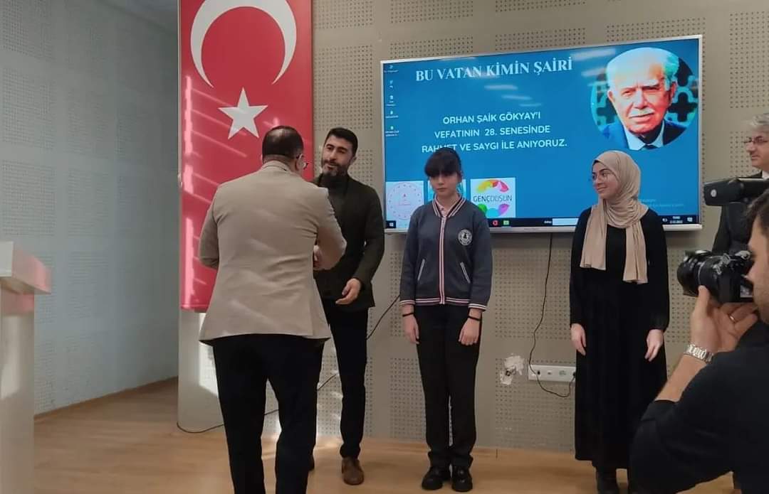 OzluceO's tweet photo. İnebolulu şair Orhan Şaik Gökyay'i anma töreni kapsamında
Prof. Dr. Fuat Sezgin Anadolu Lisesi tarafından düzenlenen şiir okuma yarışmasında ilçe https://t.co/WLm2S6FCN4 olan öğrencimiz Zehra Erdeniz'i tebrik ederiz. ☺️ https://t.co/zBeOK69cR5