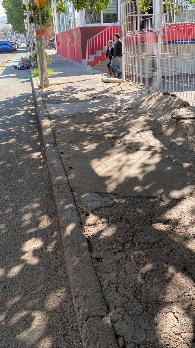 4GerryStark's tweet photo. Además Fabijana si tiene su licencia de funcionamiento, que pedooooo porque quitan las mesas altas @qromunicipio regrésenlas o al menos más funcionales y no me enojo https://t.co/YMcO3Z3H4E