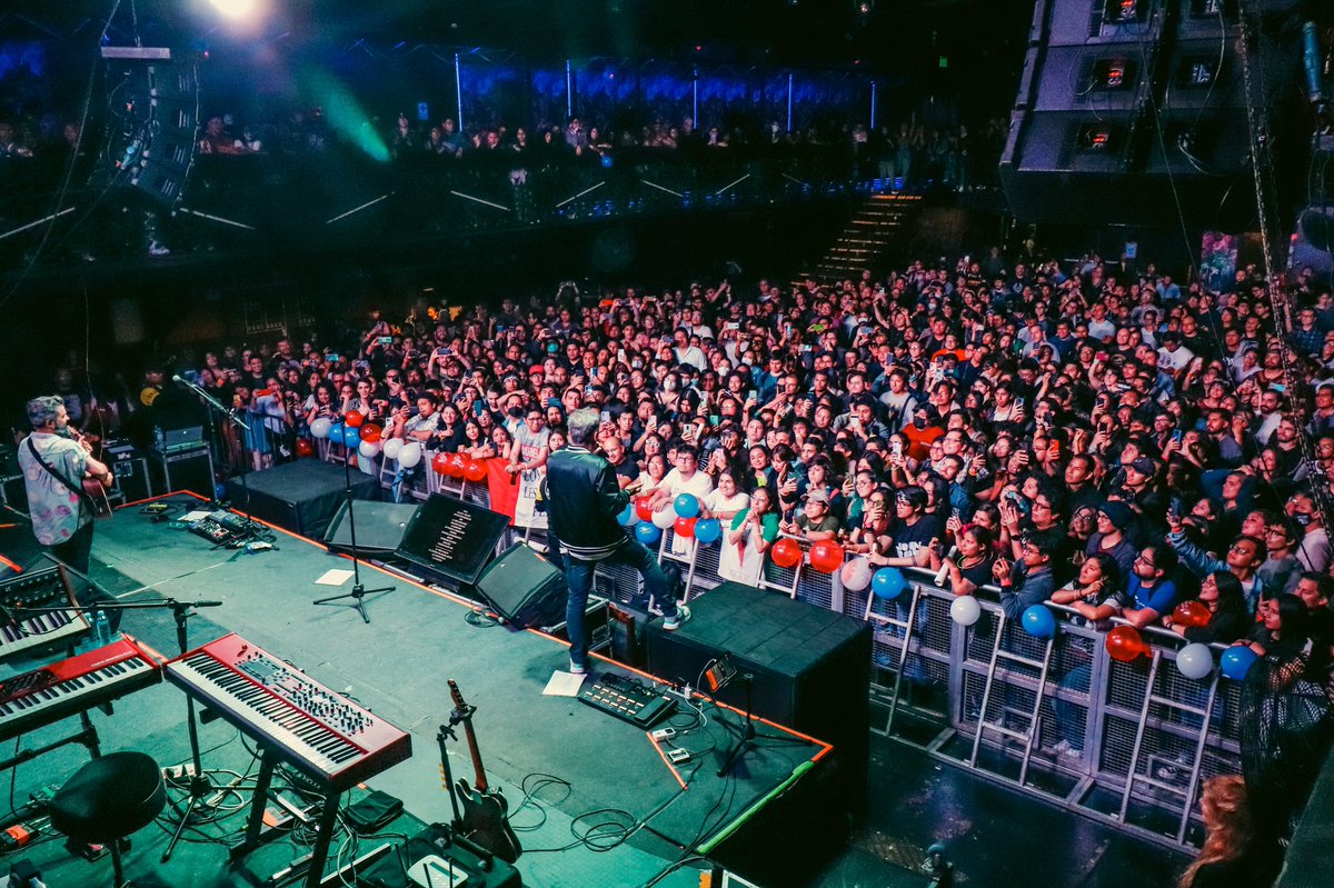 loveoflesbian's tweet photo. Gracias enormes por una noche cítrica! 
Volamos a Chile con el corazón lleno de amor peruano! ❤️

#loveoflesbian #VEHN #Perú #Lima https://t.co/PSTPa0MjS4