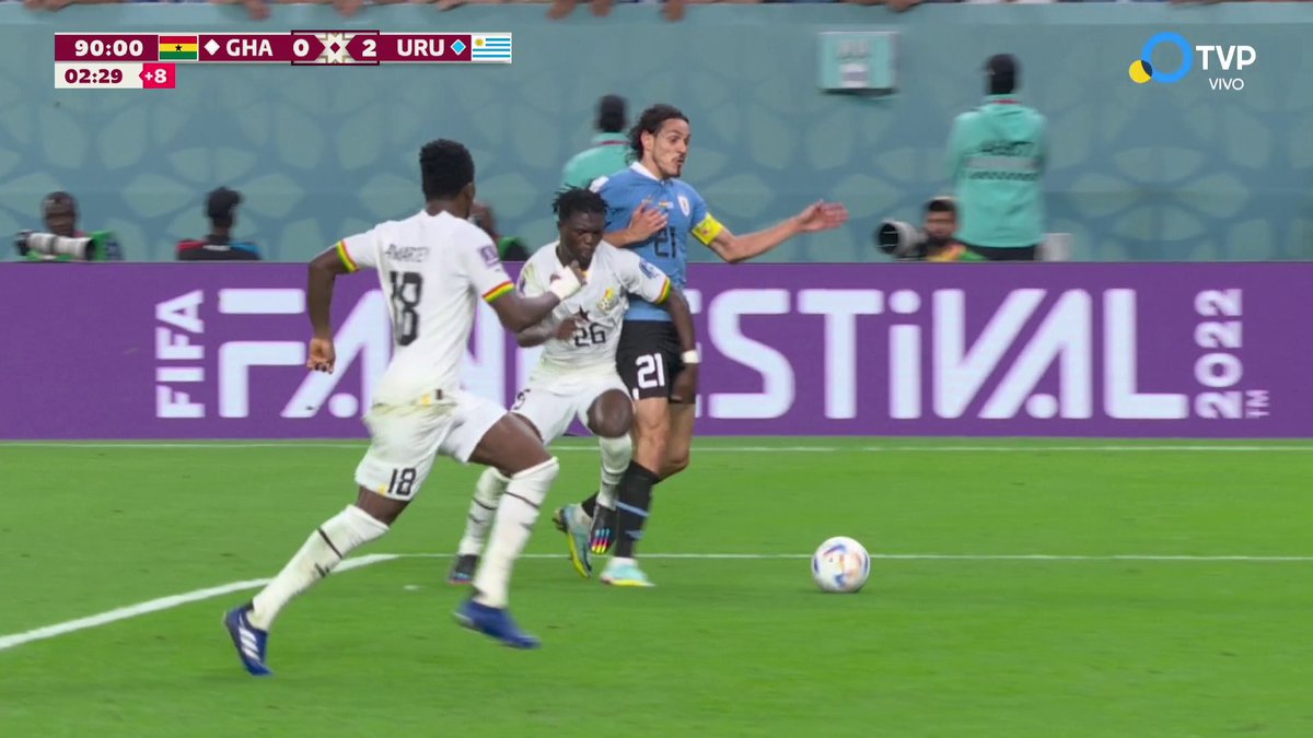 Los árbitros eliminaron a Uruguay. El que no era penal lo pitaron. Y el que era, no.