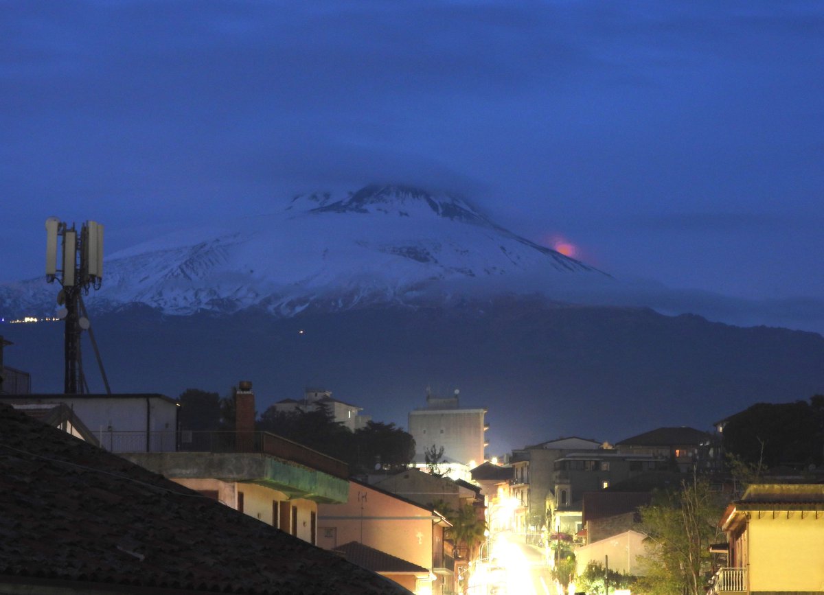 For the first time since the onset of the new effusive activity at #Etna, the glow of the flowing lava can be seen from my home (Tremestieri Etneo, south flank of the volcano). In reality what we see is the reflection of the glow in the weather clouds. 2 December 2022