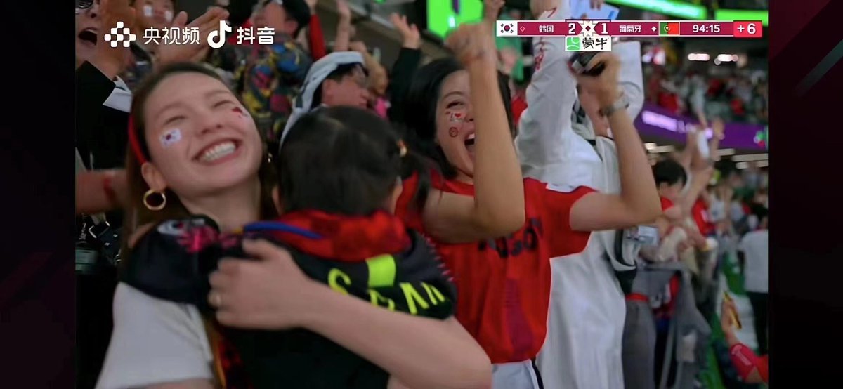 两个！两个亚洲之光！！！当日本🇯🇵韩国🇰🇷进军世界杯16强的时候，我们🇨🇳的国足主教练正在接受组织审讯～大和民族，韩民族，给华夏民族好好上了一课…… 祝贺韩国🇰🇷日本🇯🇵杀进16强！预祝更进一步。    真的好羡慕她们    看看人家全世界！我他妈是在火星吗？