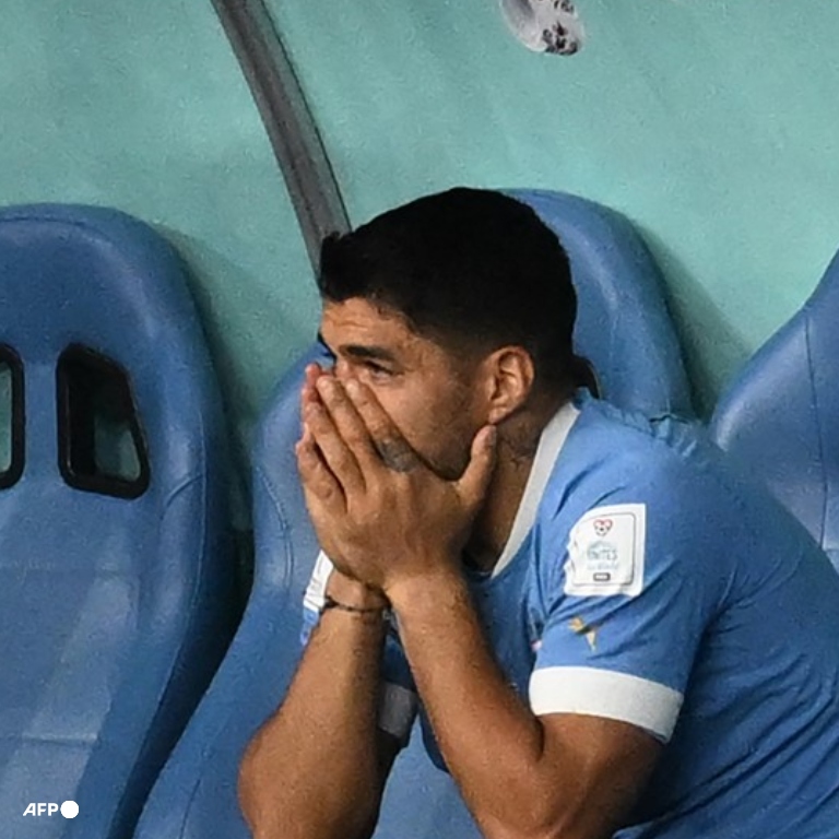 InvictosSomos's tweet photo. No se merecía terminar su última Copa del Mundo así. Luis Suárez no merecía finalizar así su etapa mundialista con la Selección de Uruguay. Una imagen que duele. JUSTO EN EL CORA. https://t.co/zwyhs2vlqr
