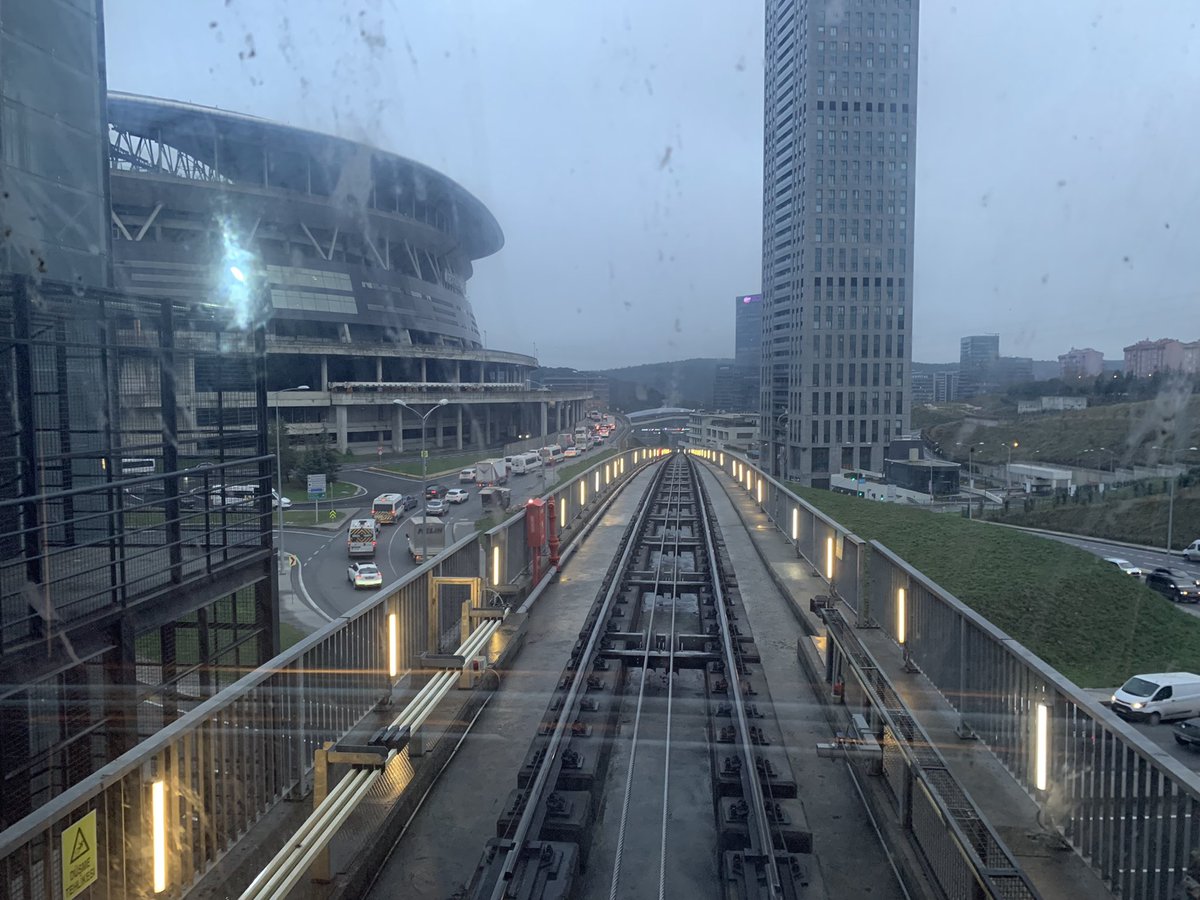 kuzeyormanlari's tweet photo. Solda Seyrantepe stadyumu, sağda Skyland ve Etfal Hastanesi, karşıda Vadi İstanbul. Çok değil on yıl önce buralar Kuzey Ormanları ve kırsal alanlarıydı. Öyle bir saldırdılar ki on yılda koca #CendereVadisi’ni betonla tıkadılar ve hala yağmalamaya devam ediyorlar. https://t.co/DTqneyoQqc