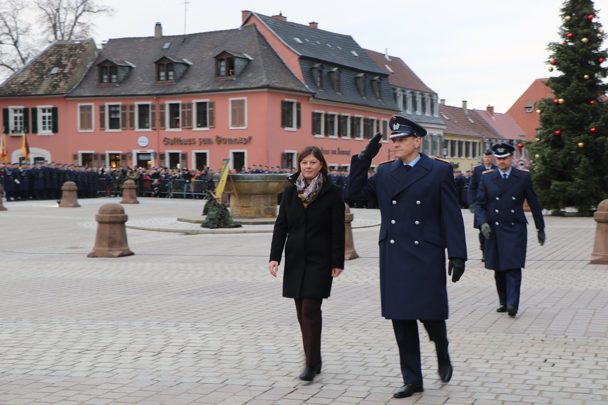innen_rlp's tweet photo. Auf dem Domplatz in #Speyer haben 593 Rekrutinnen und Rekruten des @Team_Luftwaffe bei einem Feierlichen Gelöbnis ihren Diensteid abgelegt. Innenstaatssekretärin Nicole #Steingaß hielt die Gelöbnisrede. https://t.co/bdWXDGtKKq