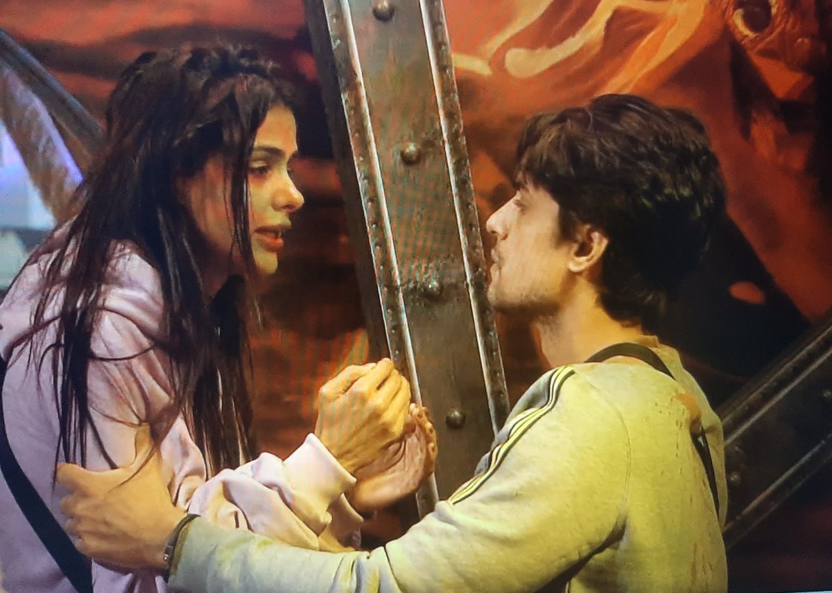 Everything aside, this was so hot. He pinned her down held her so tightly. 😭🔥🥺
#priyankit #bb16