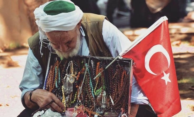 ❝Namussuza ballı kaymak yedirir.
Namusluya taş yutturur bu düzen.❞

Abdurrahim Karakoç