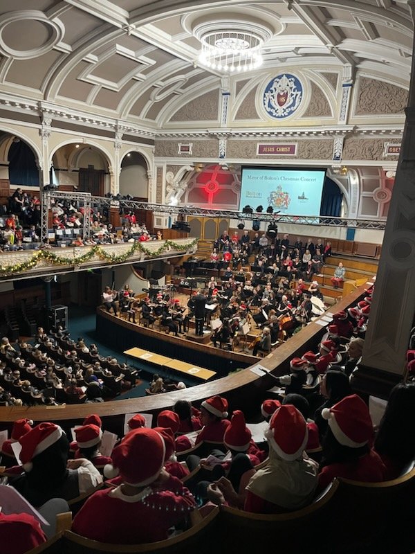 BoltonMusicCent's tweet photo. Today was The Mayor of Bolton's Children's Christmas Concert hosted by Bolton Music Service. All of the children and staff who attended had a fabulous time.  We are looking forward to seeing all of your tweets.
#boltoncouncil #boltonmusicservice #thevictoriahall https://t.co/tEYGKWFXZX