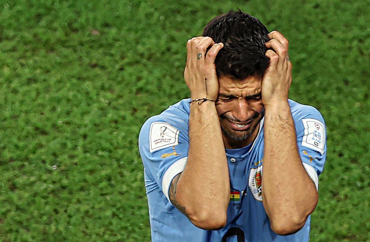 Juezcentral's tweet photo. Hoy, muy seguramente vimos el último partido de Luis Suárez con Uruguay. Se va el máximo goleador histórico de la selección y máximo goleador de las eliminatorias sudamericanas. Y se va, habiendo participado en los 2 goles vs Ghana. Arriba, Lucho. https://t.co/HwW4hDkqvO