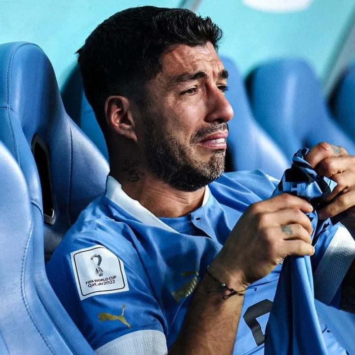 Jun_Man's tweet photo. Counter attack in the dying embers of the game. Scenes of celebration, #SouthKorean fans crying in happiness. 

Suarez biting his fingers because he won't get to bite someone again. Fantastic. #KORPOR https://t.co/hkvXlfzSbL