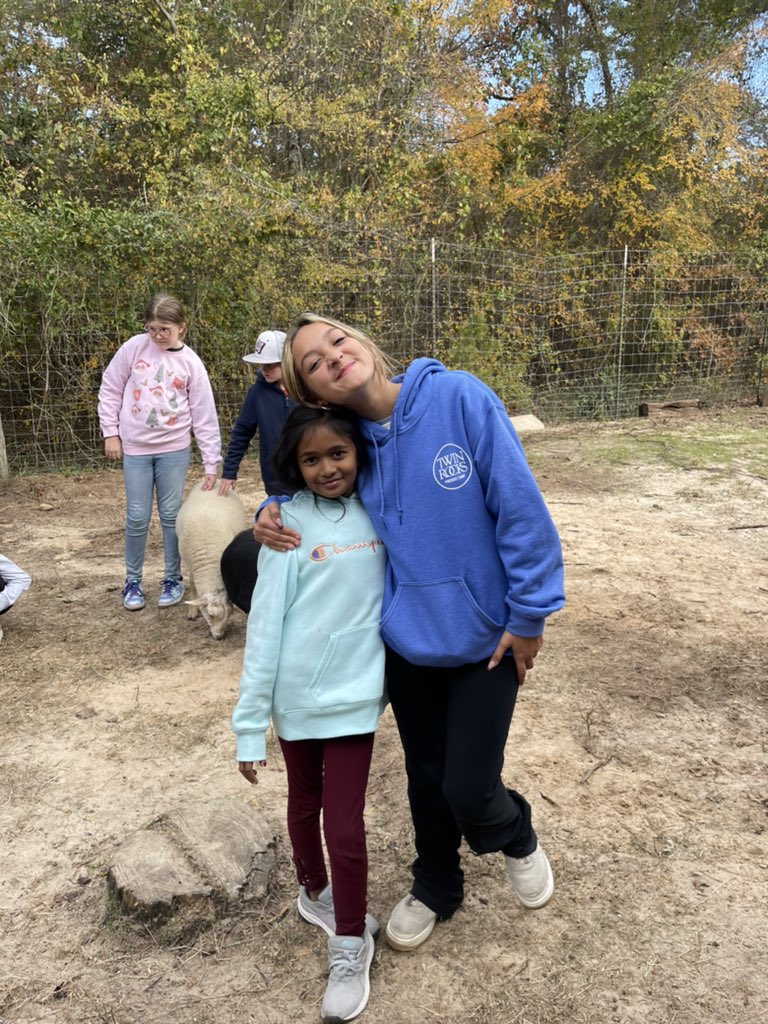 MsPlassman's tweet photo. Farm fun! @5thgradecamp22 https://t.co/boXSGEKkMS