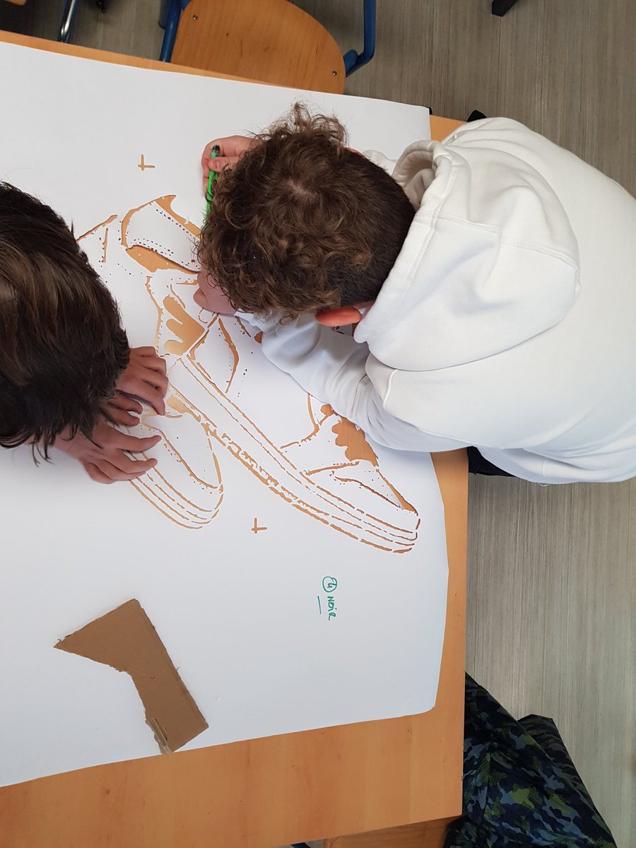 maubalex's tweet photo. Quand Tomas Guibert #murmurevisuel vient à la rencontre des élèves avant de réaliser une fresque dans le @collegealambert nos élèves sont 🤩🤩
Cette semaine fabrication et découpe des pochoirs.
Tout est prêt! Le collège va prendre des couleurs!
A suivre...
@acpoitiers #Lencloitre https://t.co/7ZuTgZRCq7
