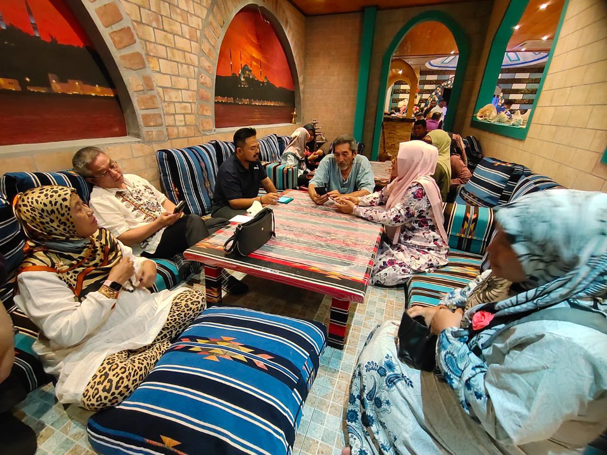 shidaismail64's tweet photo. 02 12 2022 J U M A A T

Malam ini saya memenuhi jemputan makan malam menghargai jentera pilihanraya PDM Bandar Tenggara Utara . 

Turut hadir Ahli Parlimen Tenggara YB Saudara Manndzri Hj Nasib dan Ketua UMNO Bahagian Tenggara Yang Berbahagia Dato' Sri Dr Adham Baba. https://t.co/q8Wws1Uw4P