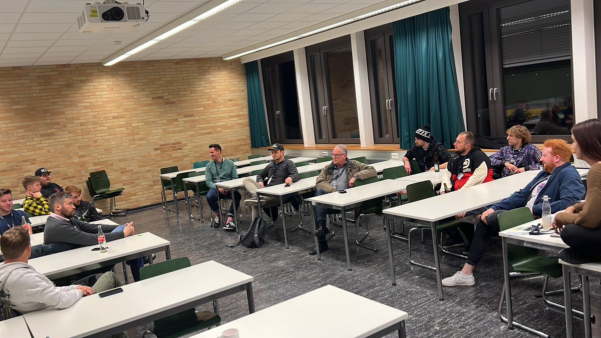 JochenRummel's tweet photo. #xmasbarcamphhn Erste Session „Mathe in der Gesellschaft“ - spannende Diskussion mit Studis und „Erfahrenen“ https://t.co/jy7Q9BD7Je