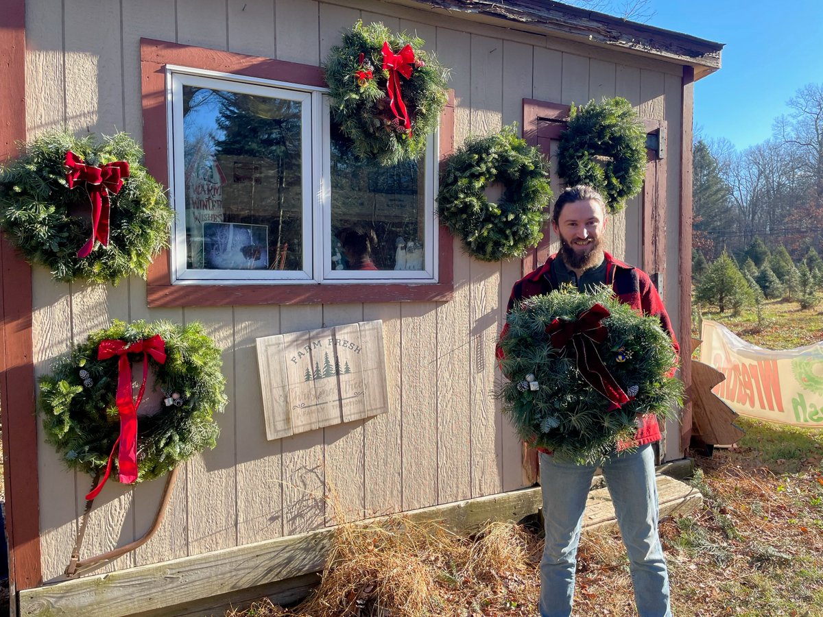 Predictum_Inc's tweet photo. Predictum's Nathaniel Leies can make 1 wreath every 25 minutes! While his holiday crafting isn't a fully optimized process, he encourages you to optimize your #products, #processes and #manufacturing with Predictum's #dataanalysis offerings! Check us out! https://t.co/ZyIWBXRvo1 https://t.co/wNKjNiNeu7