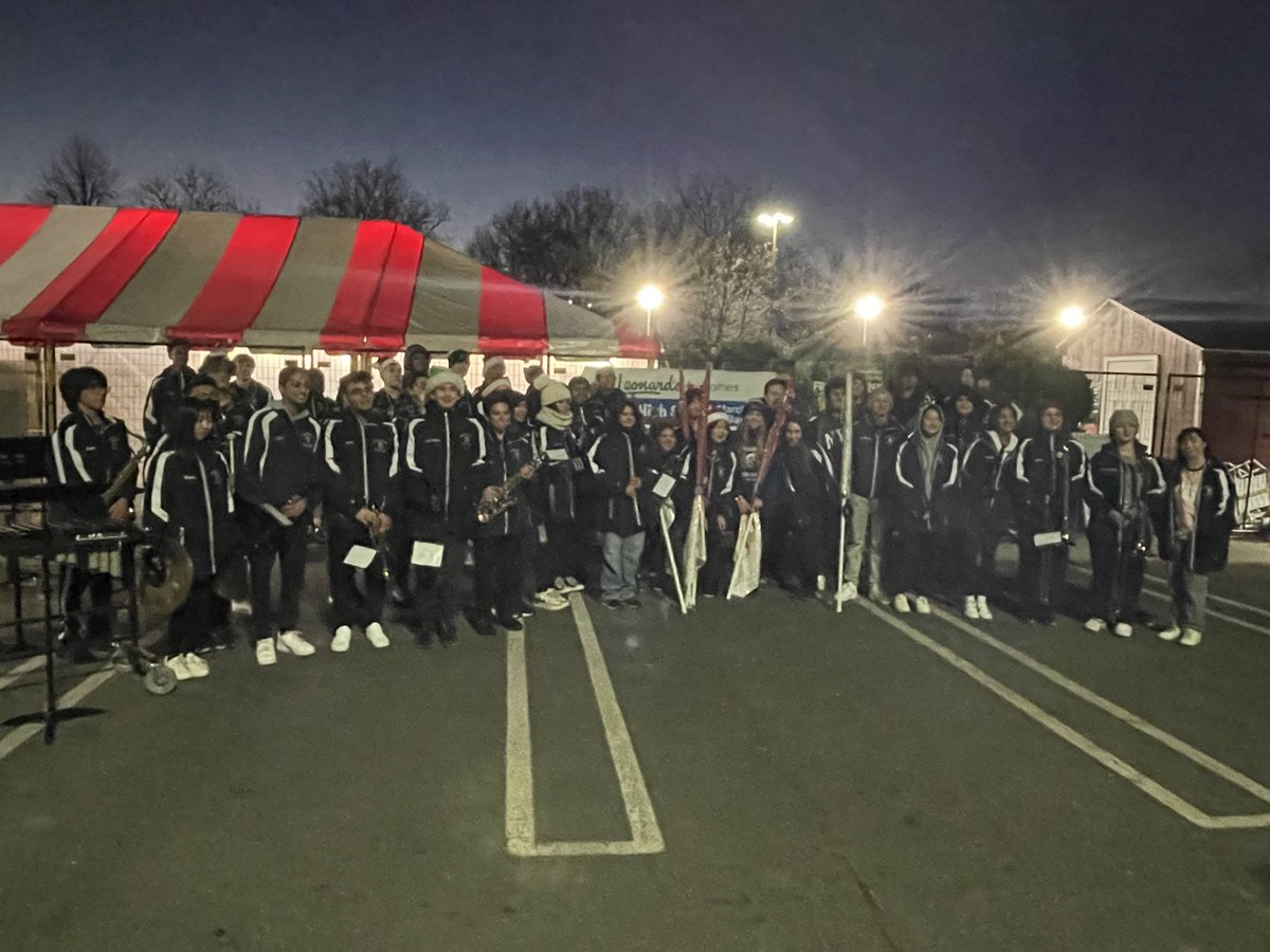 ParamusVPArts's tweet photo. PHS Marching Band and Color Guard entertained the crowds at Stew Leonard's tree lighting! https://t.co/sgqwtSvJRi