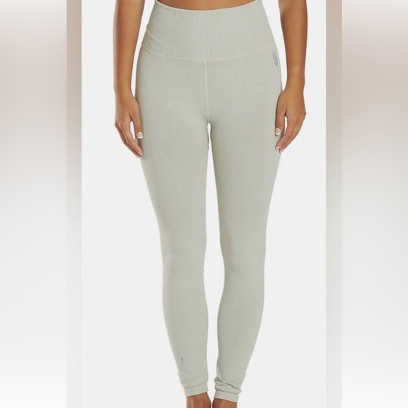 sunnieimorrison's tweet photo. So good I had to share! Check out all the items I'm loving on @Poshmarkapp #poshmark #fashion #style #shopmycloset #laurenhansen #freepeople: https://t.co/zZsx3ze5QK https://t.co/eMc13NubwC