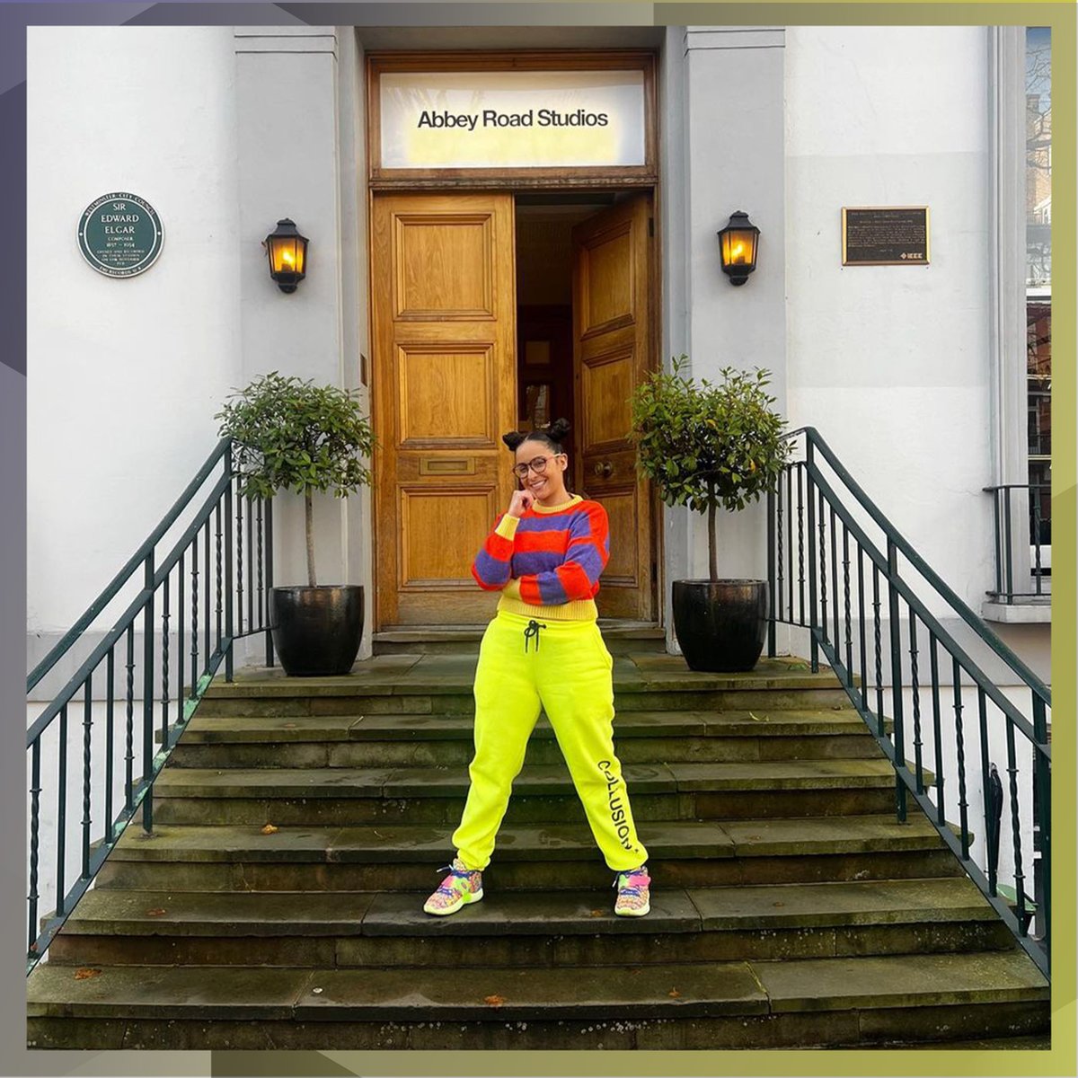 AbbeyRoad's tweet photo. We recently welcomed grime MC @laughta1 into our newly built writing rooms for a writing session with Maria Drea, Jasmine Mayldn, Young Athena and GG.

We look forward to hearing what she’s been cooking up in our rooms!

#Laughta #AbbeyRoadWritingRooms #Grime https://t.co/34AvHtKjkK