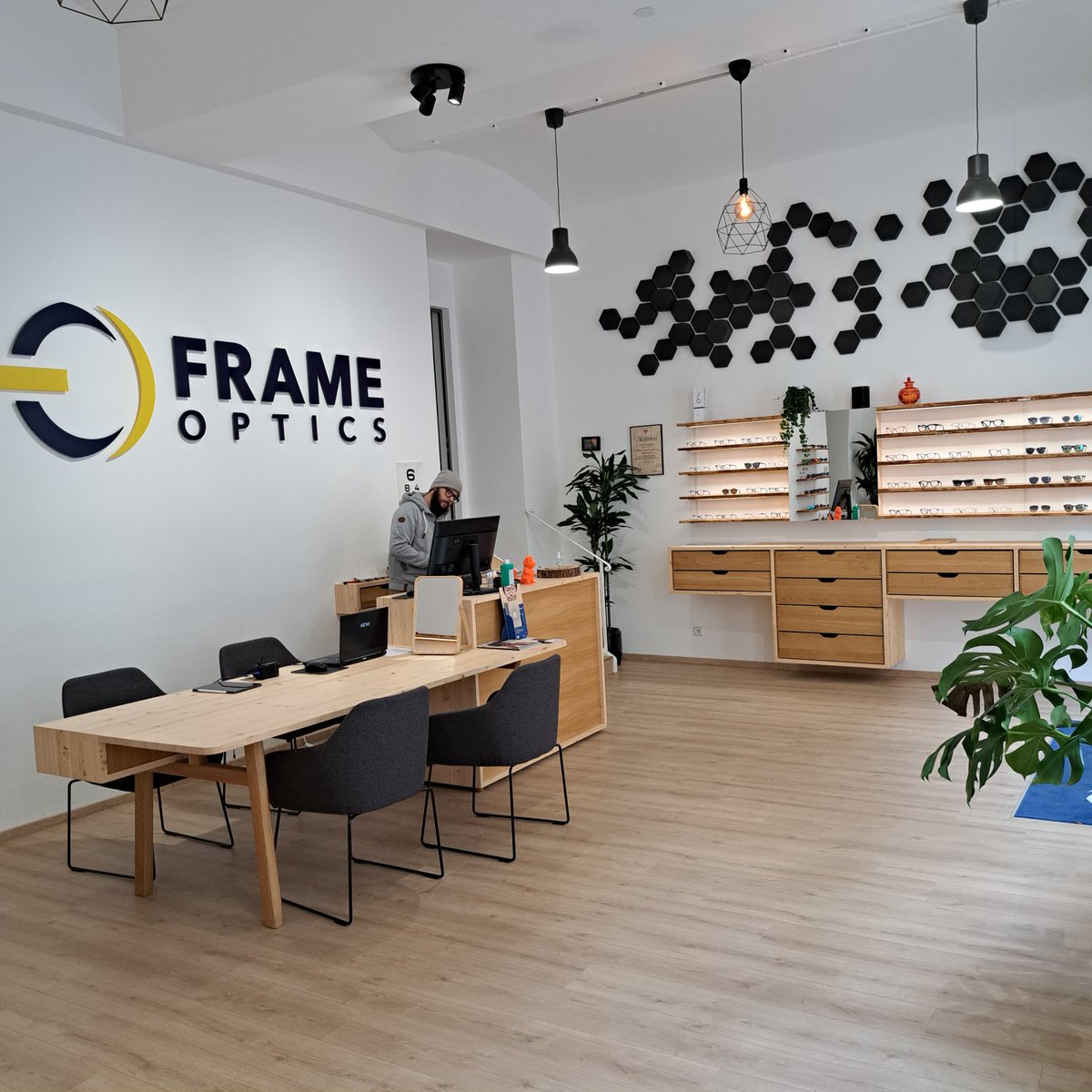 FRAME_Optics's tweet photo. Beste Beratung in gemütlicher Atmosphäre🛋️. Dein Spezialist für entspanntes Sehen🤓, Nachhaltige Brillenmode♻️ und Entlastung der Augen🧐. 
https://t.co/o9MAqBvwqO

#gemütlich #brillen #optiker #augen https://t.co/nc5wiCql2q