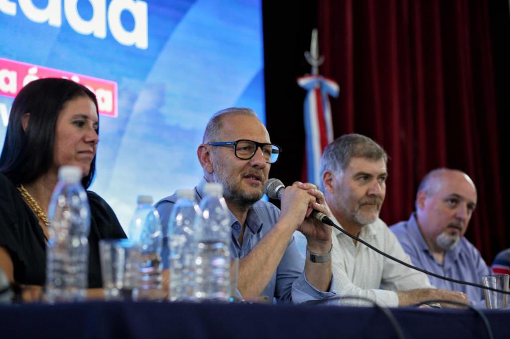 MCorach's tweet photo. Enorme noticia: Hoy firmamos los convenios y más de 80 localidades se adhirieron al programa Santa Fe + Conectada. De esta manera, damos un gran paso en el objetivo de modernizar la infraestructura del sistema de conectividad de la provincia. https://t.co/8eTrQi8QkB
