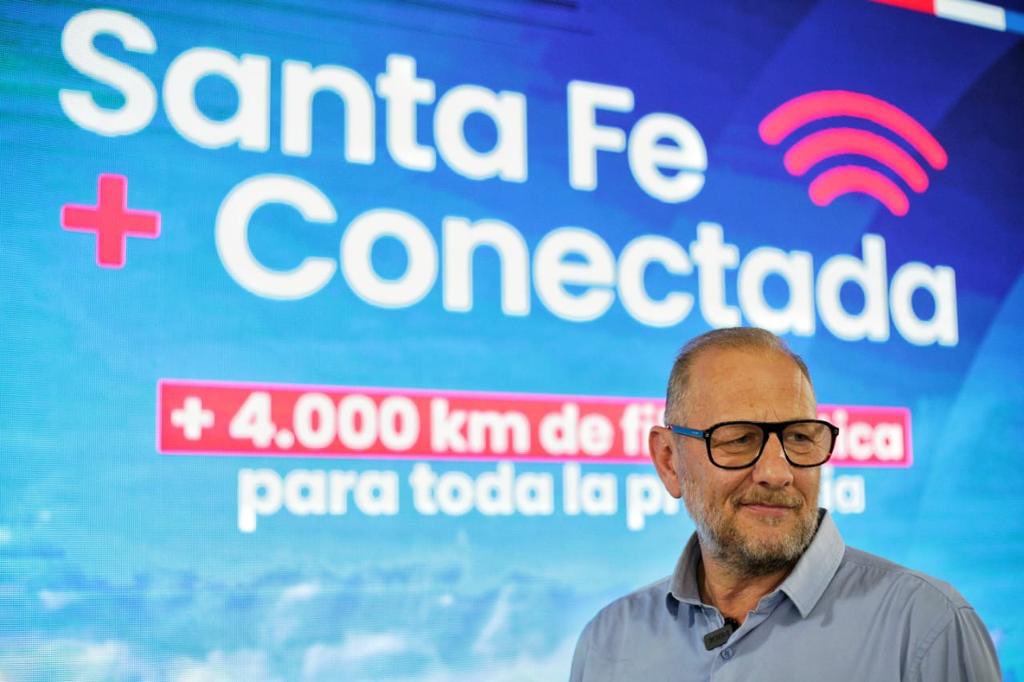 MCorach's tweet photo. Enorme noticia: Hoy firmamos los convenios y más de 80 localidades se adhirieron al programa Santa Fe + Conectada. De esta manera, damos un gran paso en el objetivo de modernizar la infraestructura del sistema de conectividad de la provincia. https://t.co/8eTrQi8QkB